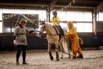 Den Haag 5 juli 2025
Hare Koninklijke Hoogheid Prinses Beatrix der Nederlanden heeft op zaterdagmiddag 5 juli het 60-jarig jubileum van de Stichting Paardrijden voor Gehandicapten (SPG) op de Madurodam Manege in Den Haag bijgewoond.
