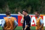 Hoenderloo, 14 augustus 2000
eerste training nederlands elftal onder leiding van de nieuwe bondscoach Louis v Gaal hier met Ronald de Boer en Frank de Boer