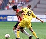 Amsterdam Arena stadion, 13 Augustus 2000
PSV-Roda JC, eindstand 2-0 om de Johan Cruyff-schaal
Adil Ramzi in duel met Mark Luijpers
Shirtje trekken