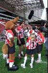 Eindhoven, 8 augutus 2000
Perspresentatie PSV betaald voetbal seizoen 2000/2001
Ruud v Nistelrooy met zijn zilveren schoen voor het sezioen 1999/2000
Hier wordt hij geintervieuwd door de jeugd