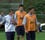 Hoenderloo, 14 augustus 2000
eerste training nederlands elftal onder leiding van de nieuwe bondscoach Louis v Gaal
Mark v Bommel Wilfred Bouma en Arnold Bruggink als nieuwelingen bij het NE
