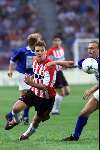 Eindhoven 22 augustus 2001
PSV-Fc Den Bosch
Arnold Bruggink in duel met Koen van de Laak .