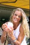Rotterdam 20 ugustus 2001
Inge de Bruijn shoppen in Rotterdam 
Even een ijsje eten