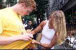 Rotterdam 20 ugustus 2001
Inge de Bruijn shoppen in Rotterdam 
Deelt handtekening uit