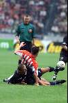 Amsterdam 12 augustus 2001
 PSV- FC Twente 3-2 voor de Johan Cruyffschaal in de Amsterdam Arena.
Jan Vennegoor of Hesselink
Overtreding