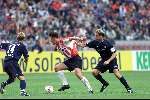 Amsterdam 12 augustus 2001
 PSV- FC Twente 3-2 voor de Johan Cruyffschaal in de Amsterdam Arena.
Jan Vennegoor of Hesselink in duel met Arjan v d Laan