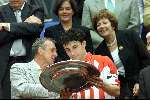 Amsterdam 12 augustus 2001
 PSV- FC Twente 3-2 voor de Johan Cruyffschaal in de Amsterdam Arena.
Mark v Bommel en Johan Cruyff