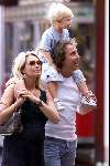 Laren 30 juni 2001
 Marco Borsato en Leontine Borsato met hun zoontje Luca smoorverliefd op de kermis in Laren