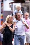 Laren 30 juni 2001
 Marco Borsato en Leontine Borsato met hun zoontje Luca smoorverliefd op de kermis in Laren