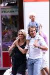 Laren 30 juni 2001
 Marco Borsato en Leontine Borsato met hun zoontje Luca smoorverliefd op de kermis in Laren