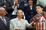 Amsterdam 12 augustus 2001
 PSV- FC Twente 3-2 voor de Johan Cruyffschaal in de Amsterdam Arena.
Mark v Bommel en Johan Cruyff