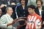 Amsterdam 12 augustus 2001
 PSV- FC Twente 3-2 voor de Johan Cruyffschaal in de Amsterdam Arena.
Mark v Bommel en Johan Cruyff
