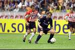 Amsterdam 12 augustus 2001
 PSV- FC Twente 3-2 voor de Johan Cruyffschaal in de Amsterdam Arena.
Arnold Bruggink met adidas Predator in duel metPatrick Pothuizen