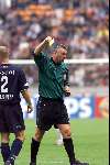Amsterdam 12 augustus 2001
 PSV- FC Twente 3-2 voor de Johan Cruyffschaal in de Amsterdam Arena.
Roelof Luinge trekt gele kaart