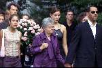Amsterdam 25 augustus 2001
Begrafenis van Sylvia Millecam op Westgaarde
Moeder Sylvia en haar vriend Nol