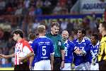 Eindhoven 22 augustus 2001
PSV-Fc Den Bosch
DenBosch spelers protesteren bij scheidsrechter Temming tegen de toegekende penalty.
Fred v Hoorn