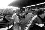 Amsterdam, 18 April 1982
PSV-AJAX, eindstand 3-0 Olympisch stadion
Voorzitter Ton Harmsen samen met de winnende assistent-coach Aad de Mos
Erwin koeman en Jacques v d Ven