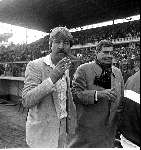 Amsterdam, 18 April 1982
PSV-AJAX, eindstand 3-0 Olympich stadion
Voorzitter Ton Harmsen samen met de winnende assistent coach Aad de Mos