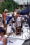 Loosdrecht 2 Augustus 2001
Wim Jesse met vrouw op zijn zeilboot in de sluis van de Vecht met aansluiting op loosdrechtse plassen