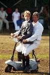 Valkenswaard 18 augustus 2002
Concours bij Jan Tops .
Erik v d Vleuten met zoon Maik
Concours Hippique