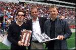 Eindhoven 4 Augustus 2002 v.l.n.r.: Marc Koppen - Frans v d Nieuwenhof en David v Iersel met het nieuwe boek van PSV