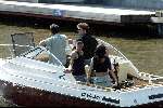 Amsterdam 27 juli 2002
Georgina Verbaan met vriend op boot.
Middelvinger opsteken
met tatoage