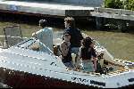 Amsterdam 27 juli 2002
Georgina Verbaan met vriend op boot.
Middelvinger opsteken
met tatoage