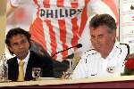 Eindhoven 5 Augustus 2002 Voorstelling aan Pers nieuwe selektie van PSV met daarop aansluitend een persconferentie met o.a. Guus Hiddink
links op de foto PSV voorlichter Pedro Salazar