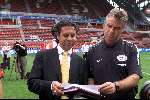 Eindhoven 5 Augustus 2002 Voorstelling aan Pers nieuwe selektie van PSV met daarop aansluitend een persconferentie met o.a. Guus Hiddink hier samen met PSV Persvoorlichter Pedro Salazar