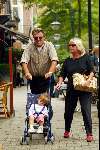 Amsterdam 27 augustus 2002
Jeroen Krabbe en Herma Krabbe met hun kleinkind