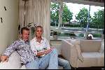 Eindhoven 22 Augustus 2003 Arjen Robben samen met zijn vriendin in zijn nieuw onderkomen in Eindhoven