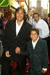 Amsterdam 4 augustus 2003
Premiere Tomb Raider in tushinski
Claude Vandeheyde met zoon