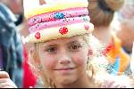 Amsterdam 31 augustus 2003
Uitmarkt meisje met Douwe Egbers plastic hoed