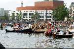 Amsterdam 2 augustus 2003
Gay Parade door de amsterdamse grachten.