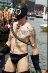 Amsterdam 2 augustus 2003
Gay Parade door de amsterdamse grachten.
Tatoeage Een nicht in een lederen zwembroek en gasmasker