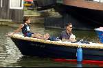Amsterdam 2 augustus 2003
Gay Parade door de amsterdamse grachten.
Advocaat Gerard Spong met zoon en hond op sloep