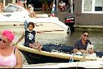Amsterdam 2 augustus 2003
Gay Parade door de amsterdamse grachten.
Advocaat Gerard Spong met zoon en hond op sloep