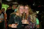 Rotterdam 24 augustus 2003
Surprise feestje Inge de Bruijn in Baja Beachclub
Op de foto met haar tweelingzus en een glaasje wijn