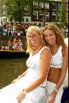 Amsterdam 2 augustus 2003
Gay parade door de amsterdamse grachten.
Ellemieke Vermolen en Jorinde Moll