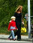 Naarden 28 augustus 2003
Linda de Mol brengt Julian naar school