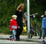 Naarden 28 augustus 2003
Linda de Mol brengt Julian naar school