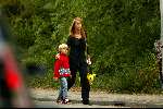 Naarden 28 augustus 2003
Linda de Mol brengt Julian naar school