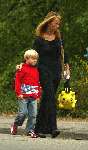 Naarden 28 augustus 2003
Linda de Mol brengt Julian naar school