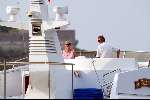Porto Ercole 6 augustus 2003
Mabel Wisse Smit op de Jumbo VI met beveilingsbeambte