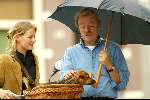 Amsterdam 30 augustus 2003
Midas Deckers onder paraplu met een vrouw met hond