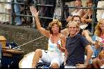 Amsterdam 2 augustus 2003
Gay parade door de amsterdamse grachten.
Netty v d Veer