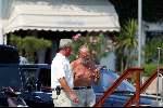 Porto Ercole 6 augustus 2003
Prins Bernhard bij de Jumbo VI met een beveiligingsbeambte