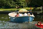 Amsterdam 10 augustus 2003
Reinout Oerlemans, Danielle Overgaag en Tijmen varen met boot met hun families