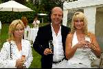 Blaricum 28 augustus 2003

Feest bij tandarts in Blaricum

Rene Bloem met 2 dames

Peter Smulders