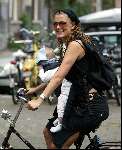 Amsterdam 1 augustus 2003
Tatum Dagelet met dochter Troy Davis op de fiets